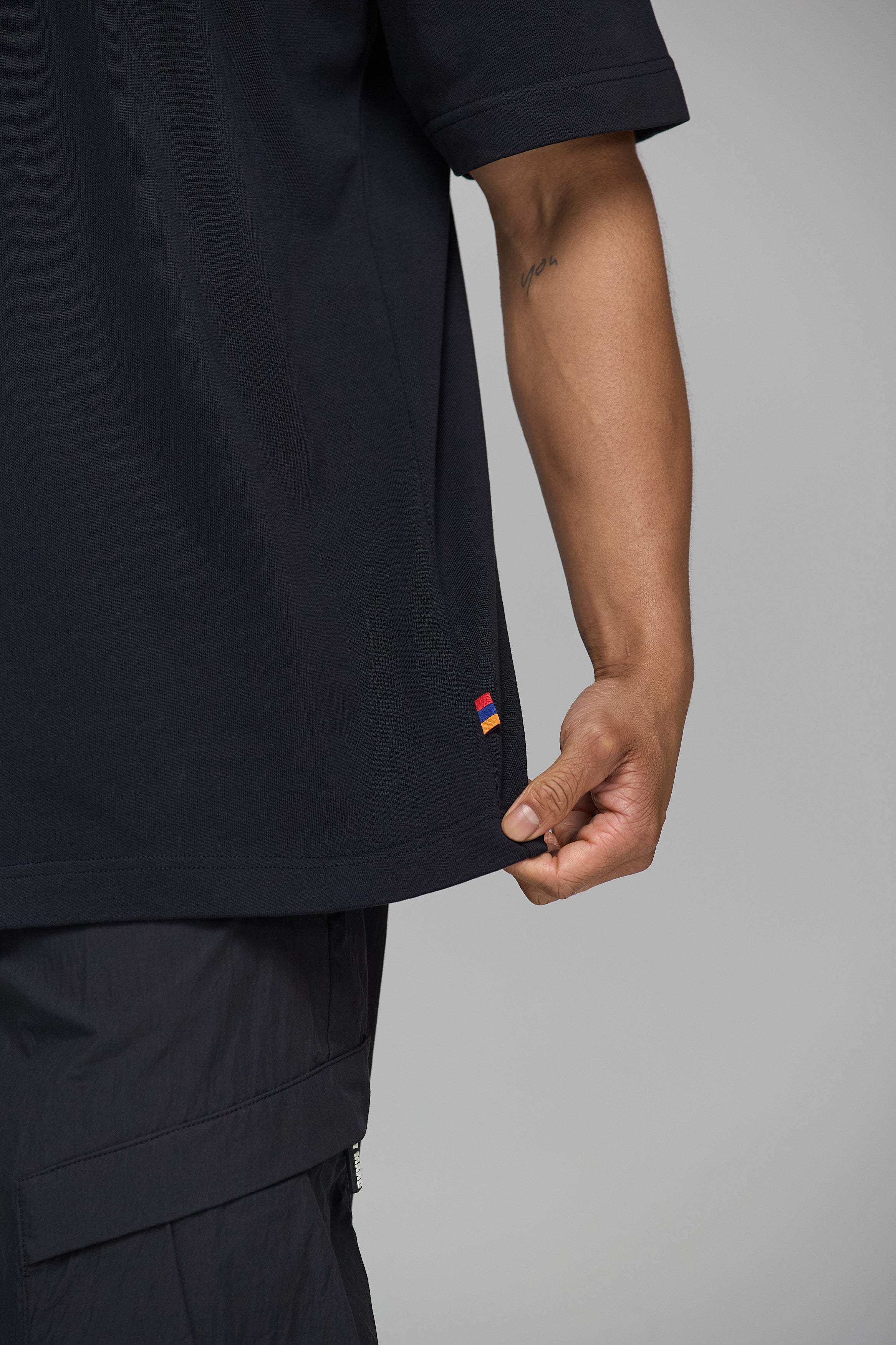 LES GENS SIGNATURE BLACK T-SHIRT