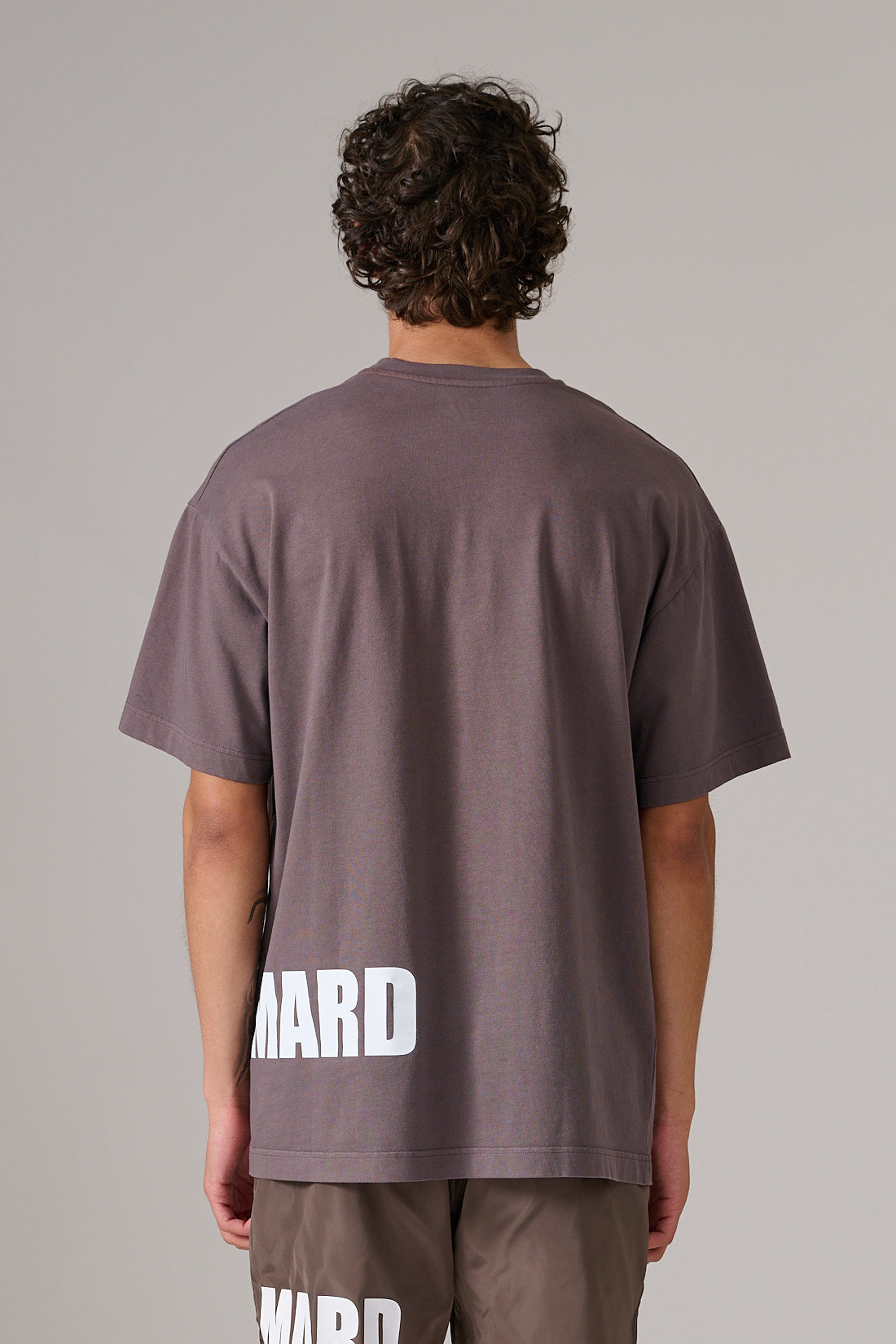  Շագանակագույն Տարբերանշանով Շապիկ