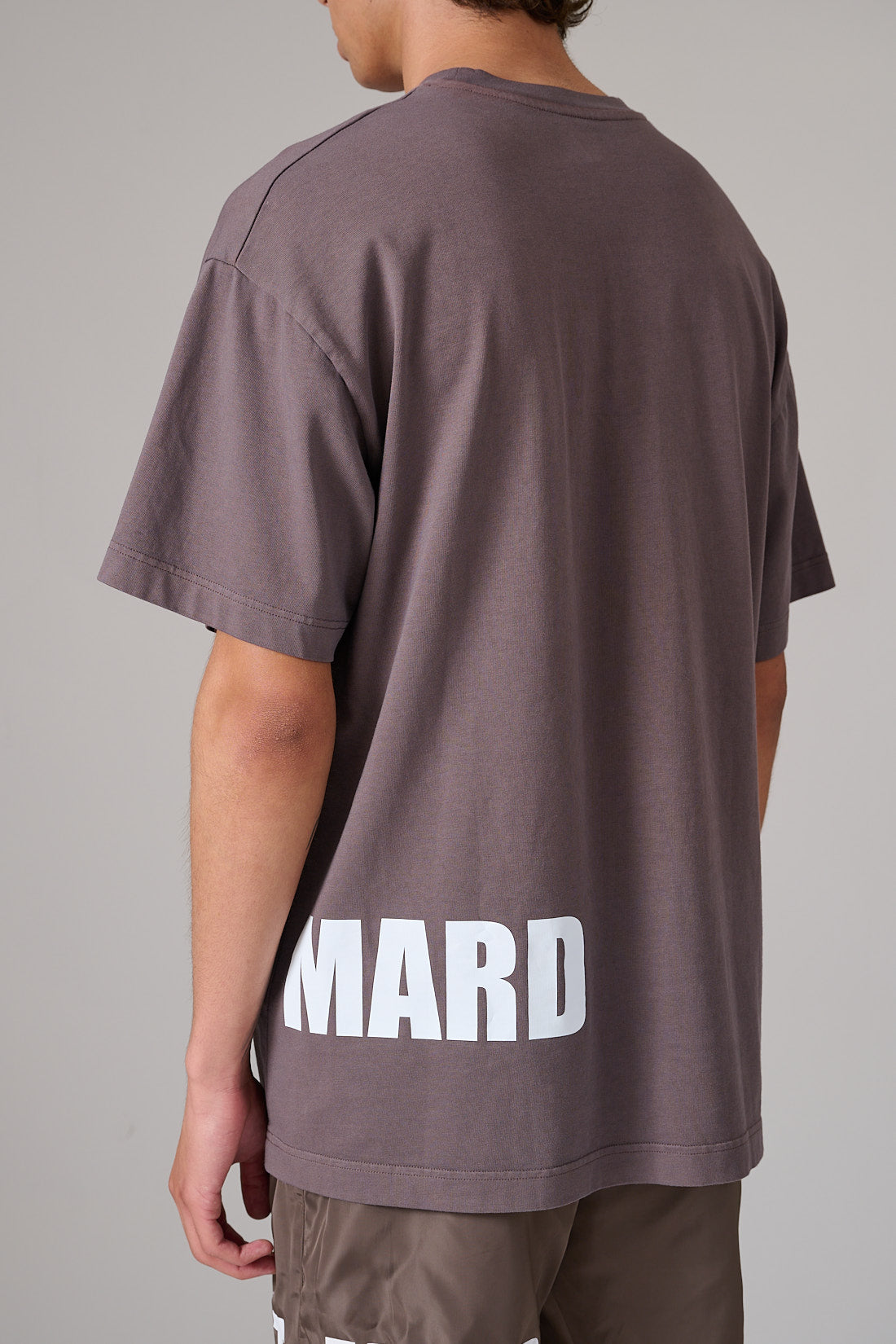  Շագանակագույն Տարբերանշանով Շապիկ