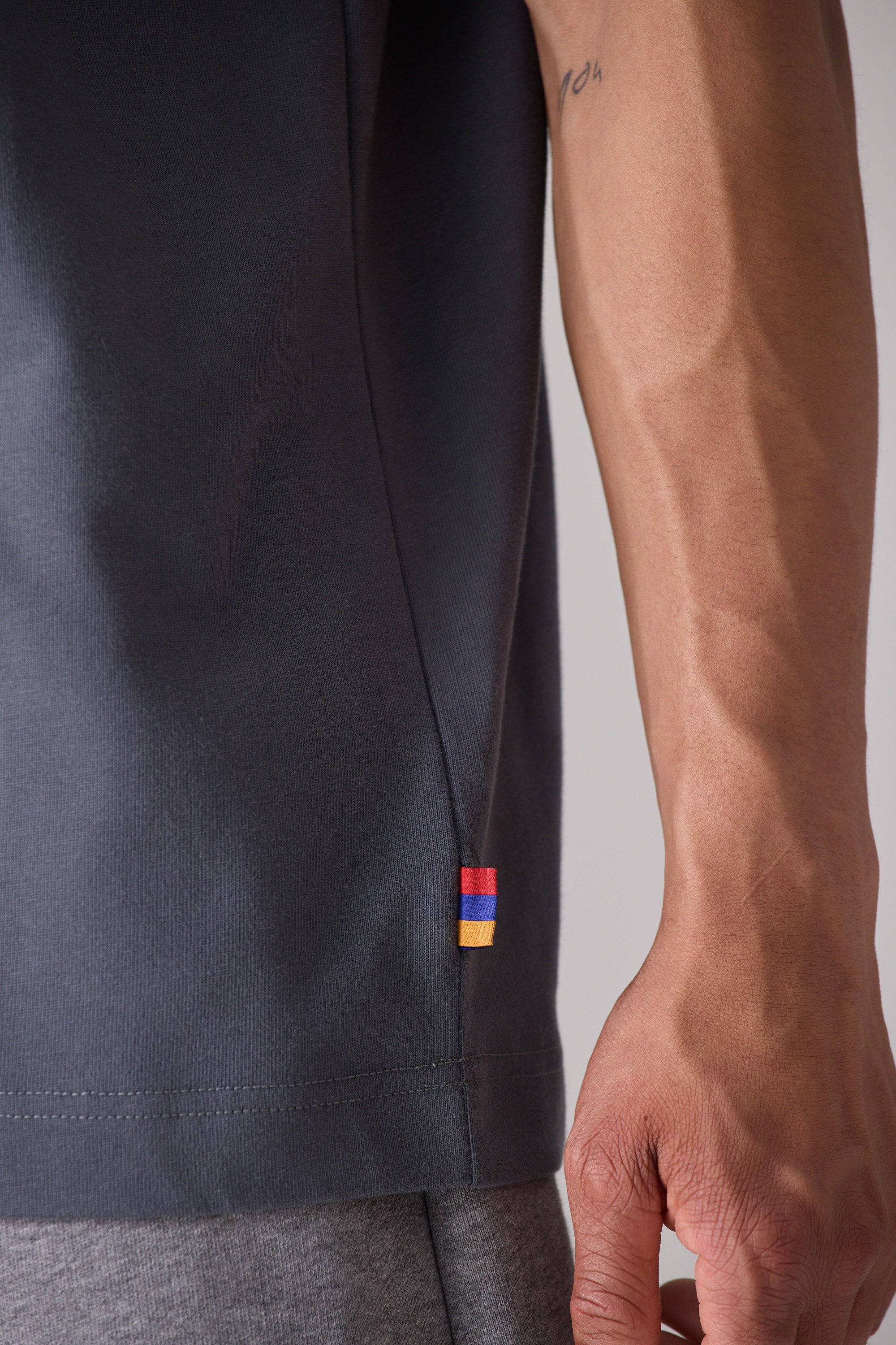 Սահմանափակ Ազատ Մարդ X Առարատ Կոնյակ Շապիկ