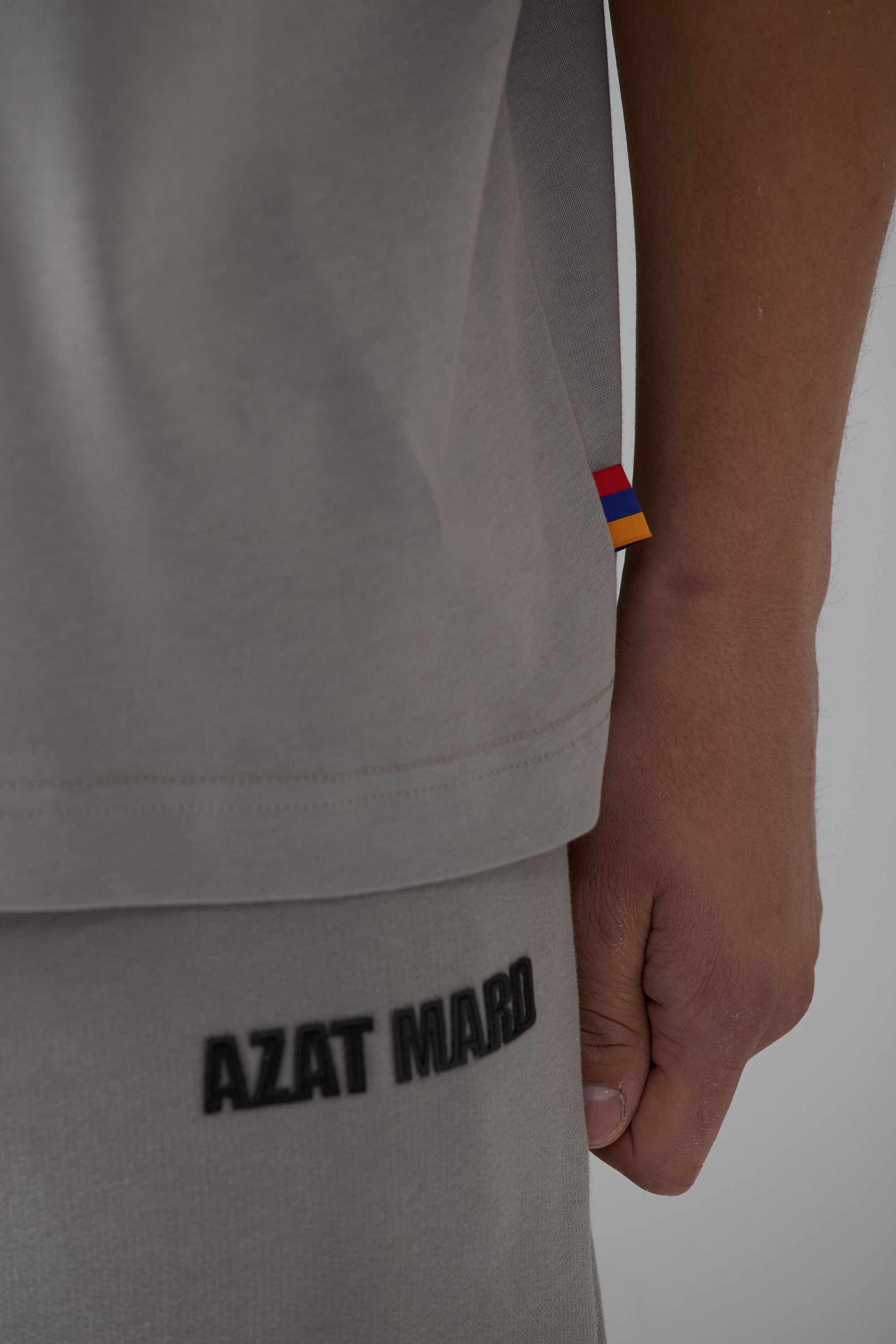 Զինանշանով Մոխրագույն Շապիկ