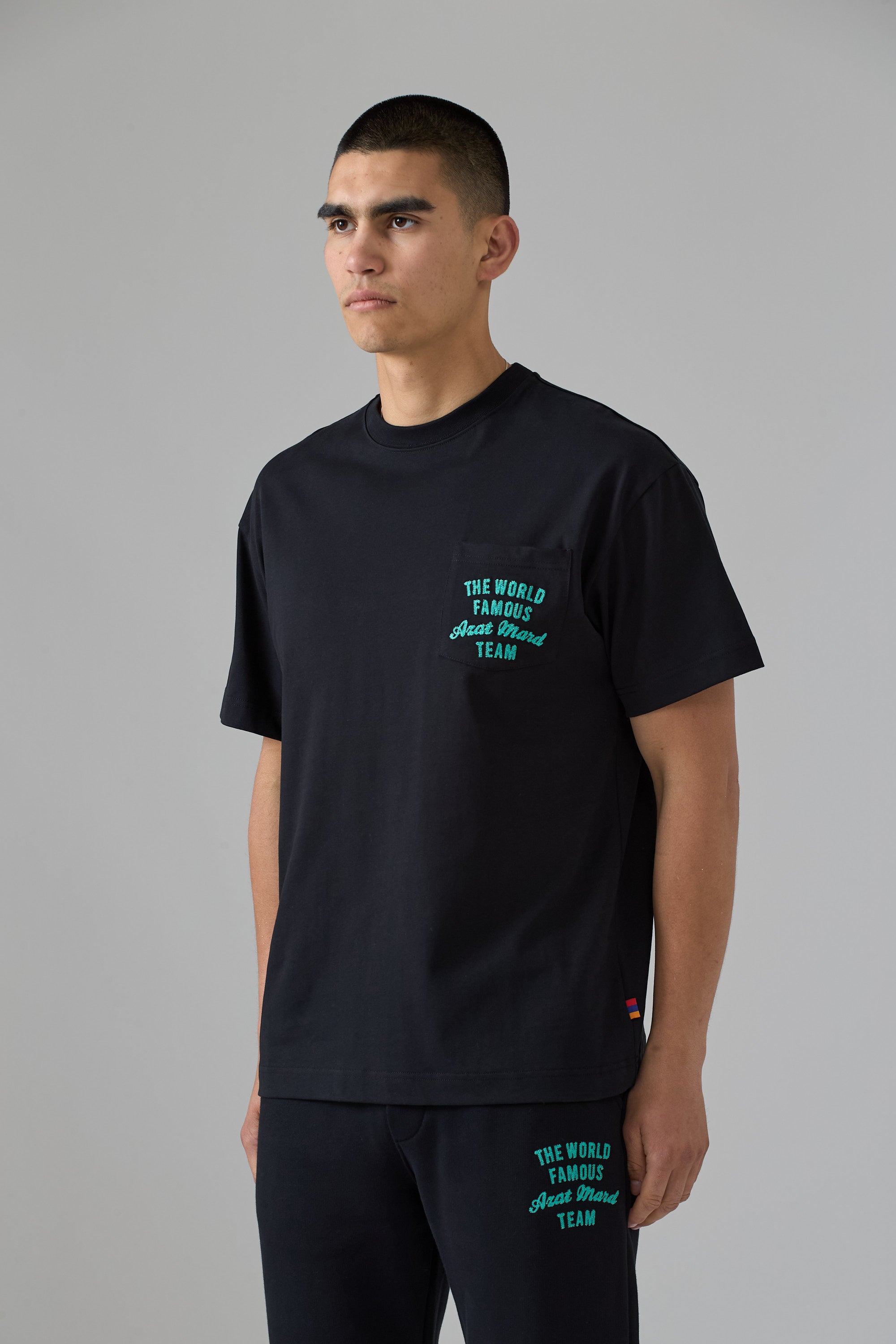 T-shirt noir de l'équipe AZAT MARD de renommée mondiale