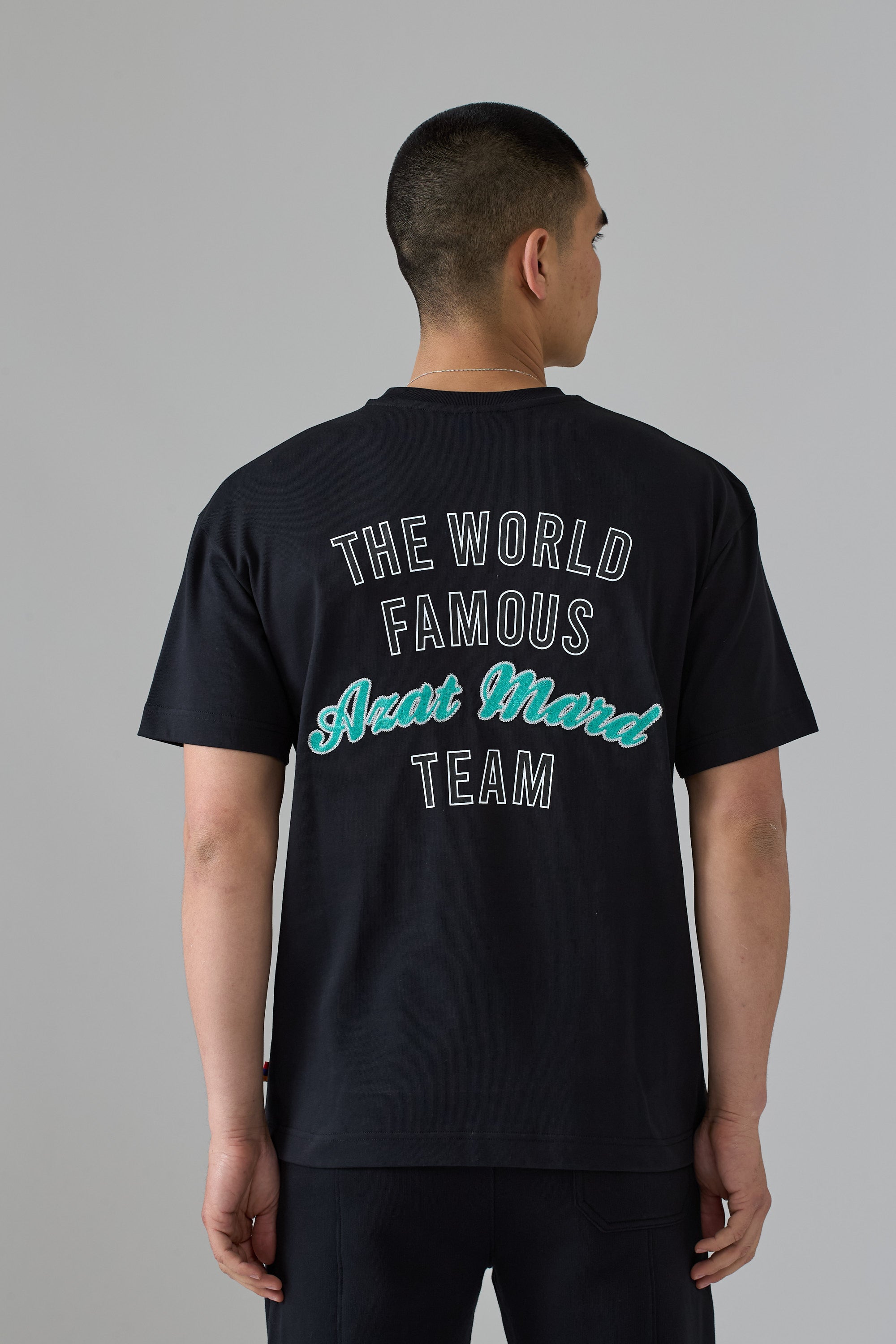 T-shirt noir de l'équipe AZAT MARD de renommée mondiale