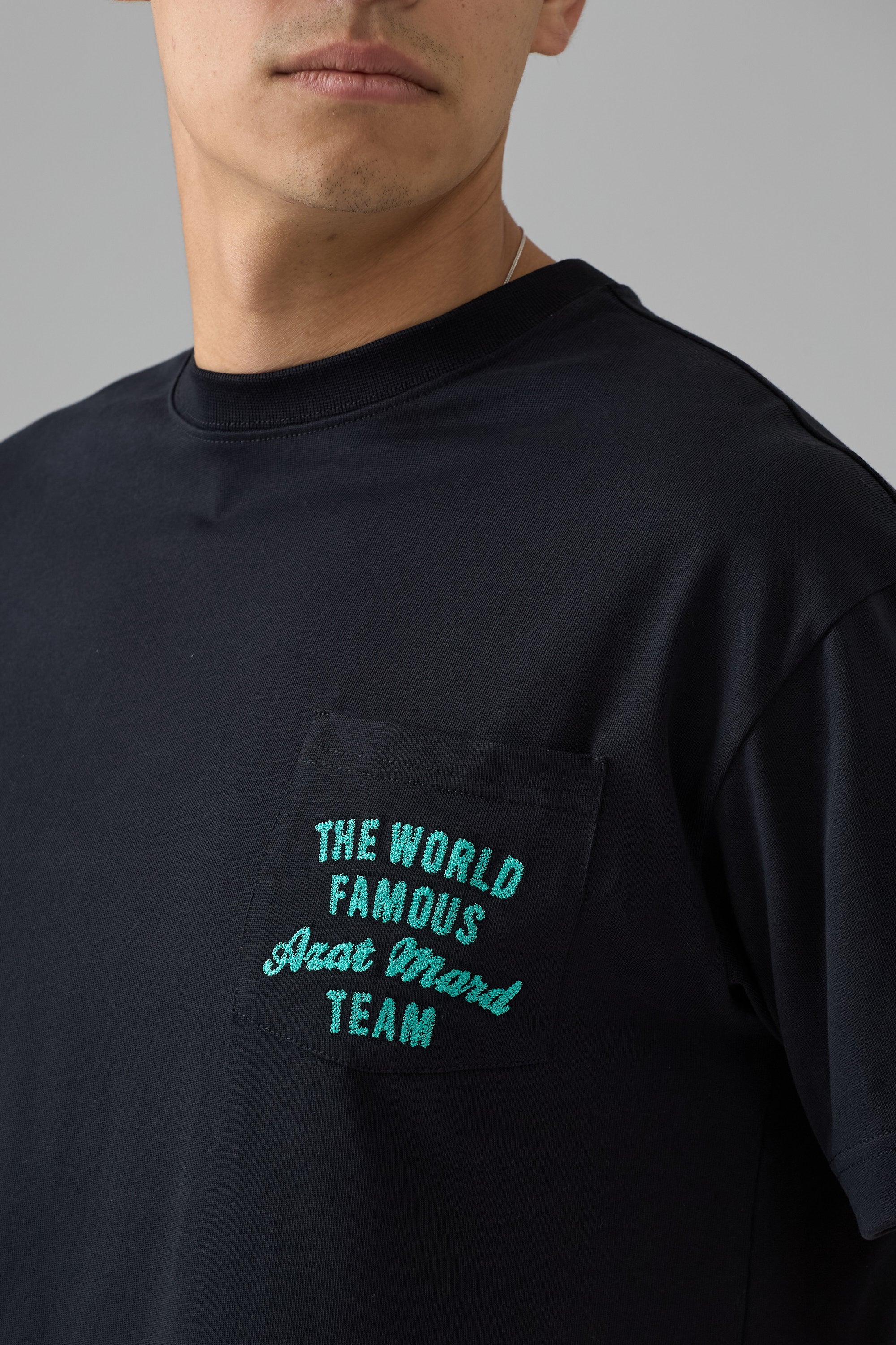 T-shirt noir de l'équipe AZAT MARD de renommée mondiale