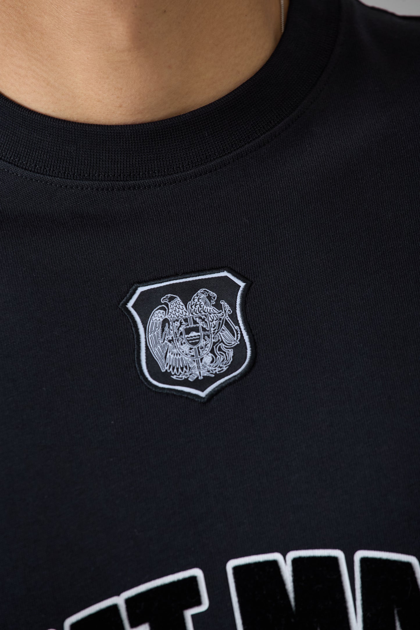 BLACK FRONT CREST T-SHIRT