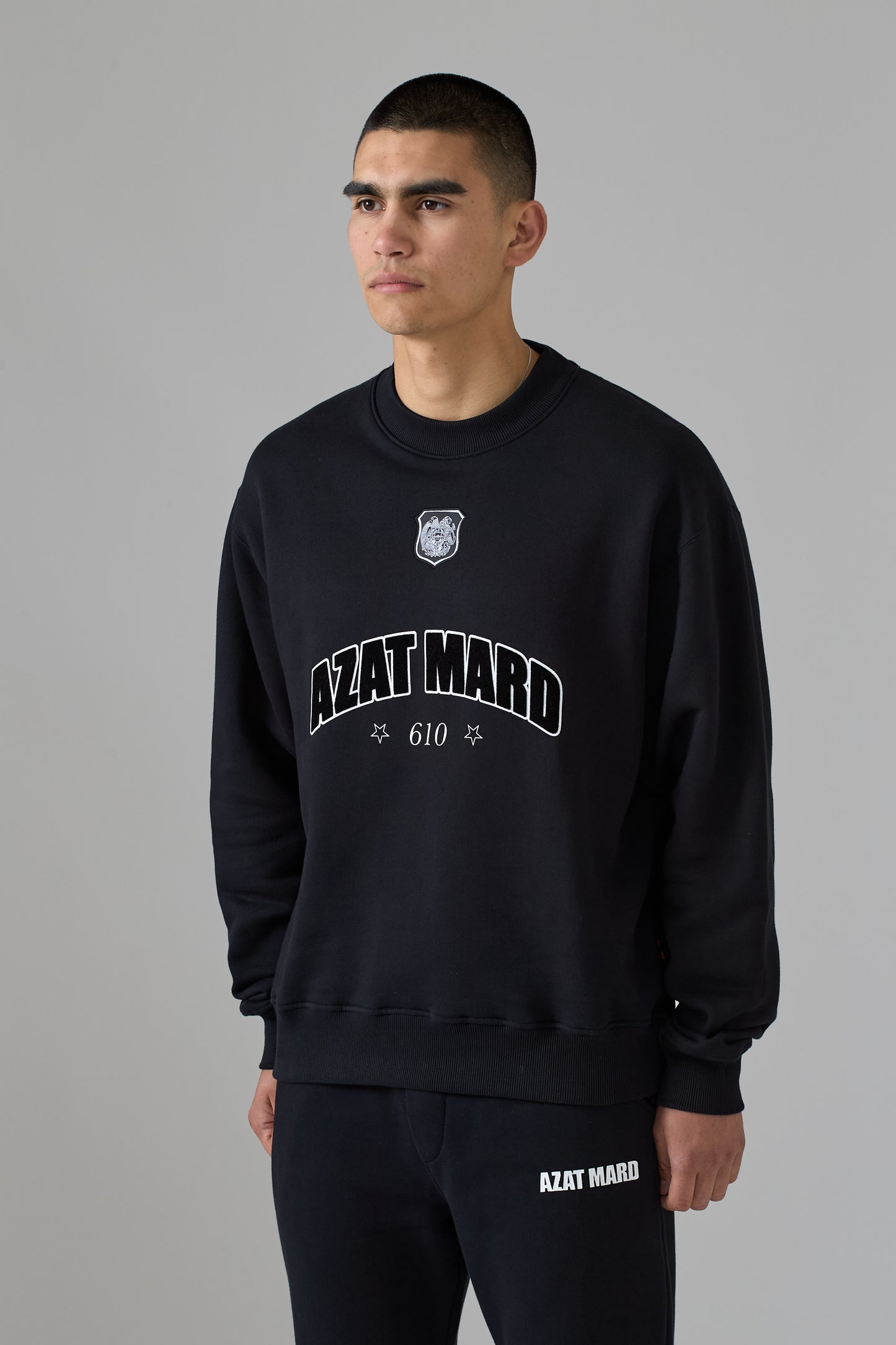 BLACK FRONT CREST SWEATER