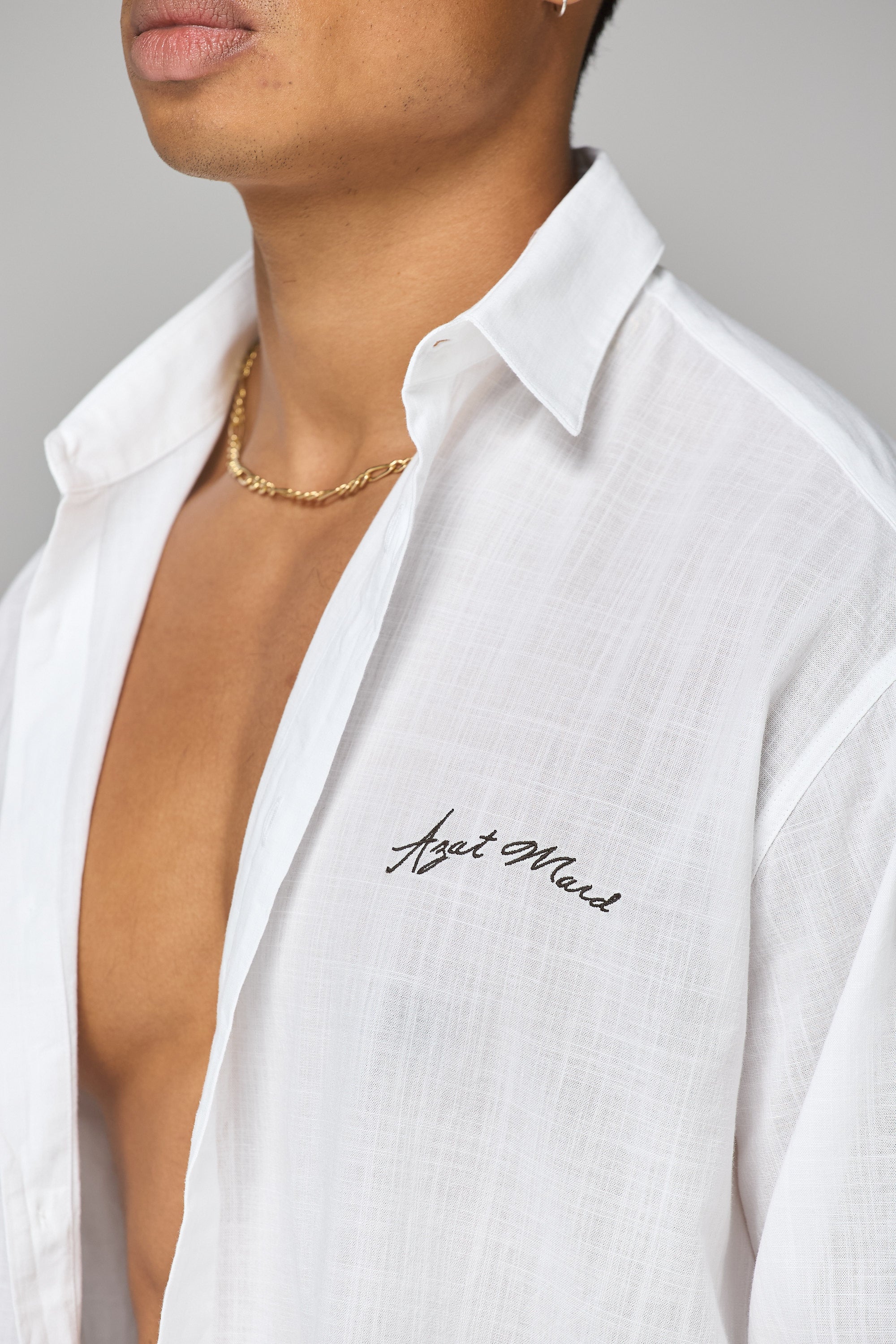 Ազատ Ձևվածքով Սպիտակ Շապիկ