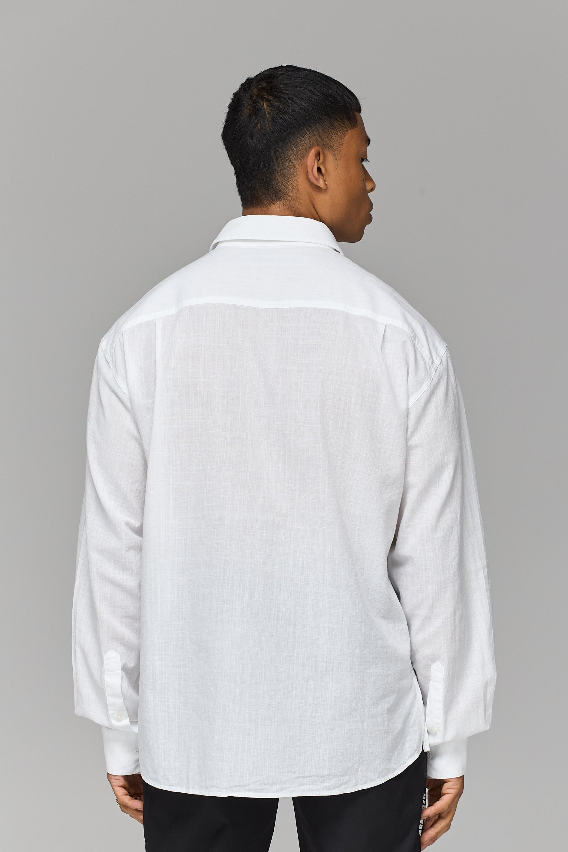 Ազատ Ձևվածքով Սպիտակ Շապիկ