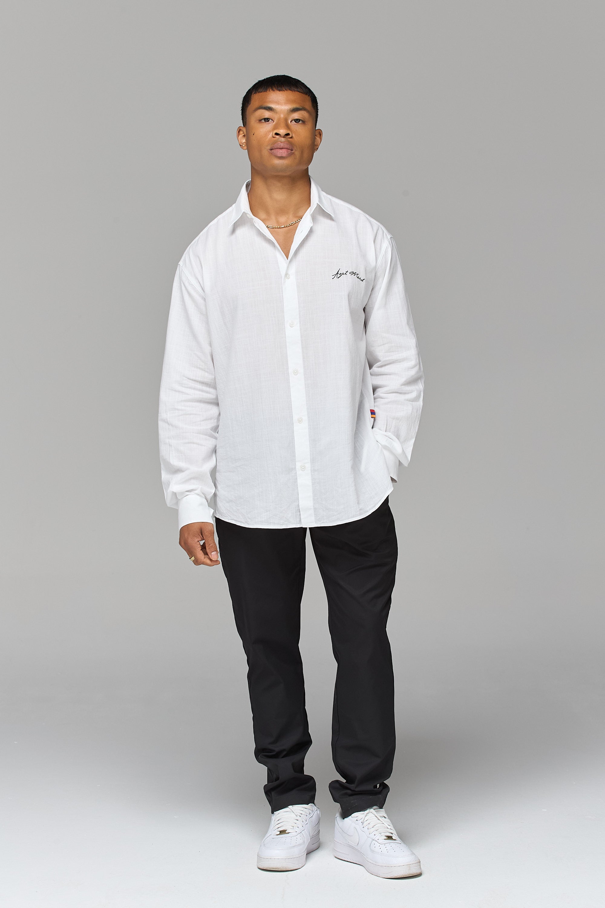 Ազատ Ձևվածքով Սպիտակ Շապիկ