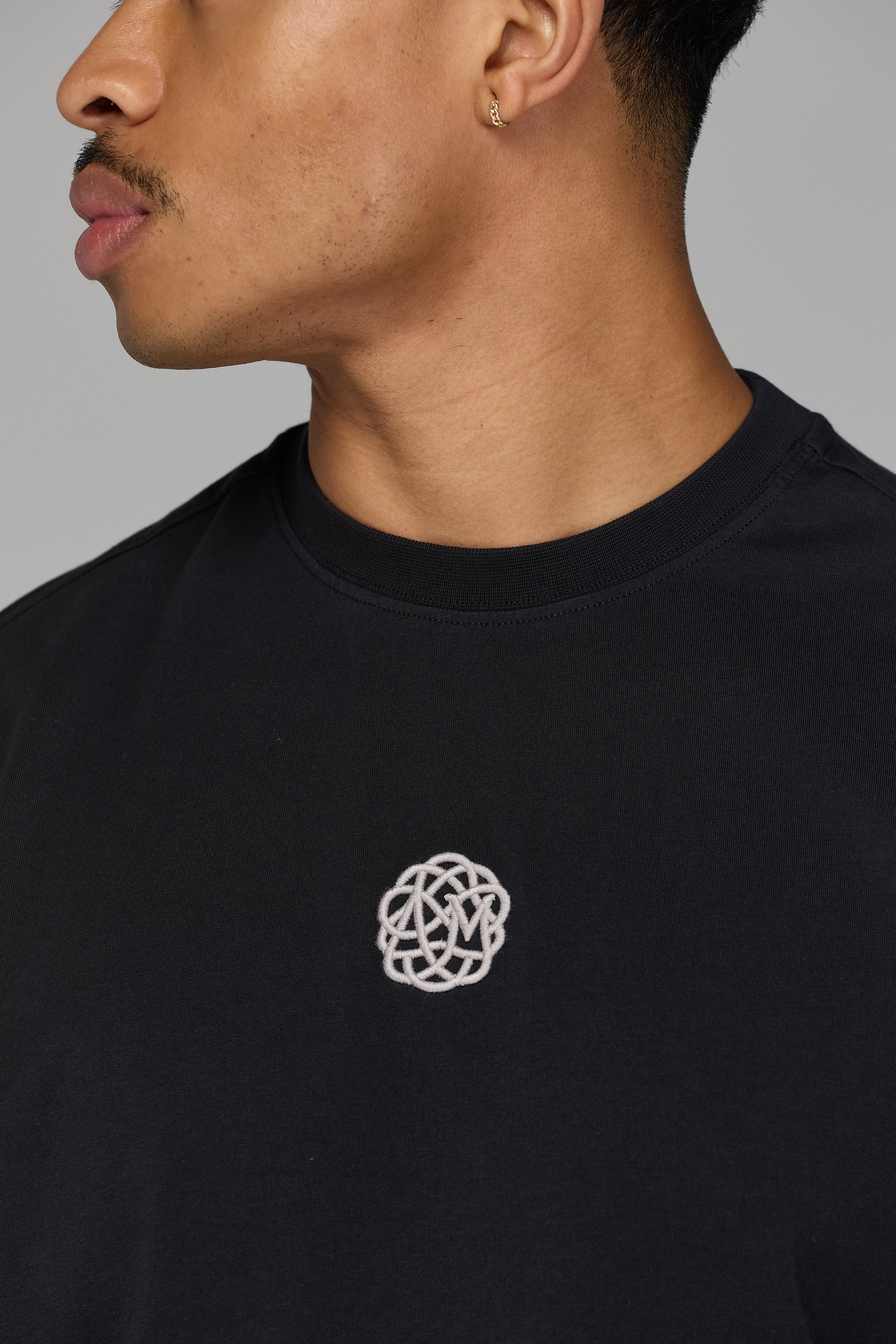 CORE HERITAGE EMBLEM T-SHIRT IN BLACK
