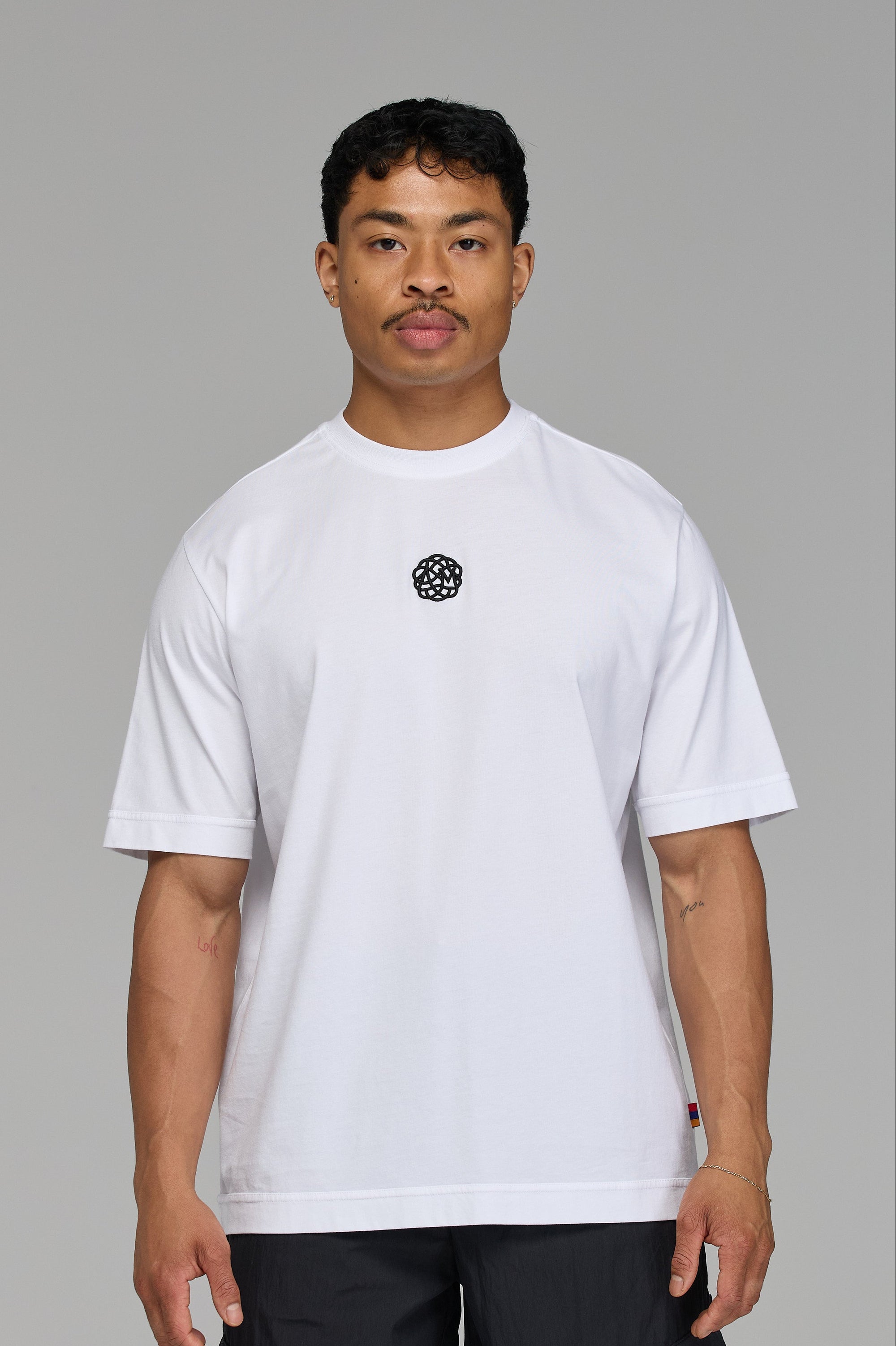 CORE HERITAGE EMBLEM T-SHIRT IN WHITE