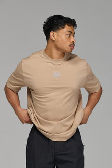 CORE HERITAGE EMBLEM T-SHIRT IN BEIGE