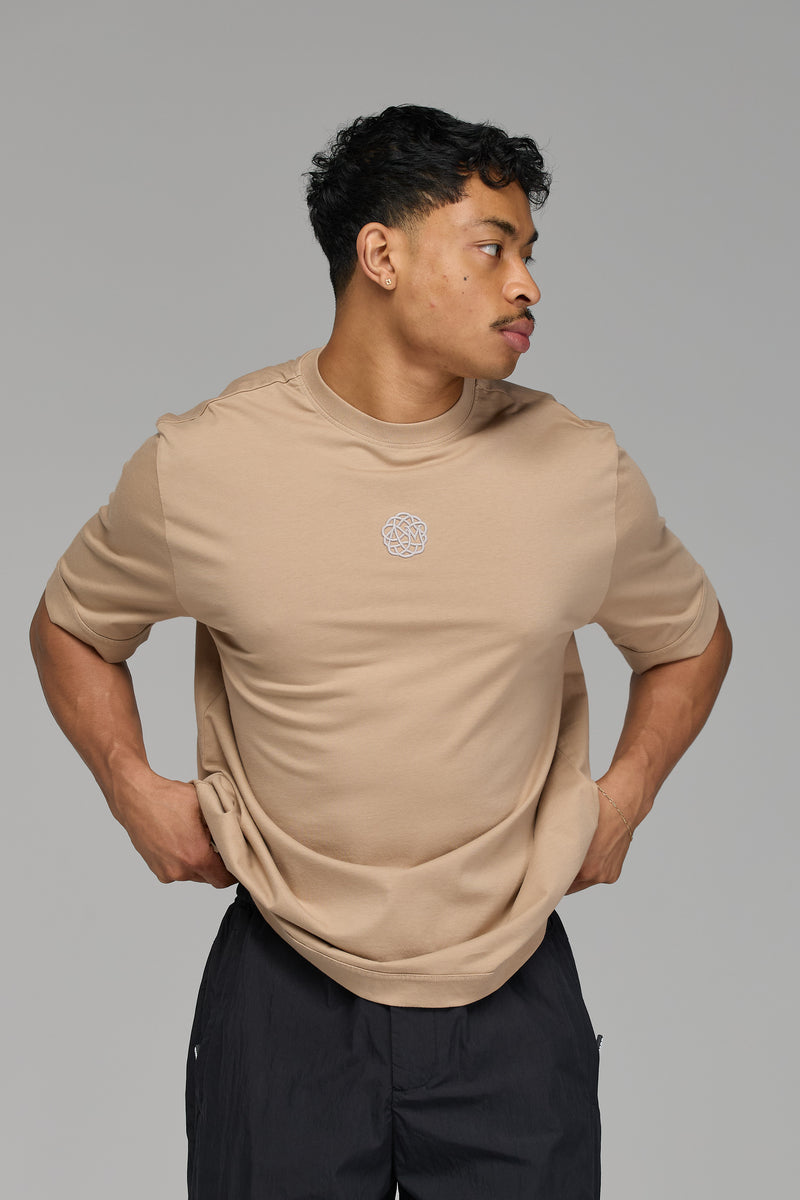 CORE HERITAGE EMBLEM T-SHIRT IN BEIGE