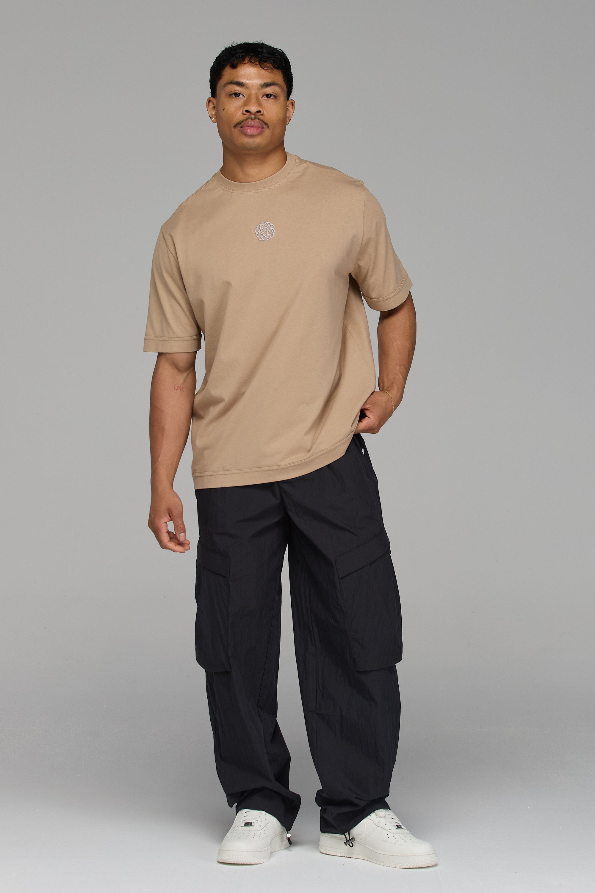 CORE HERITAGE EMBLEM T-SHIRT IN BEIGE