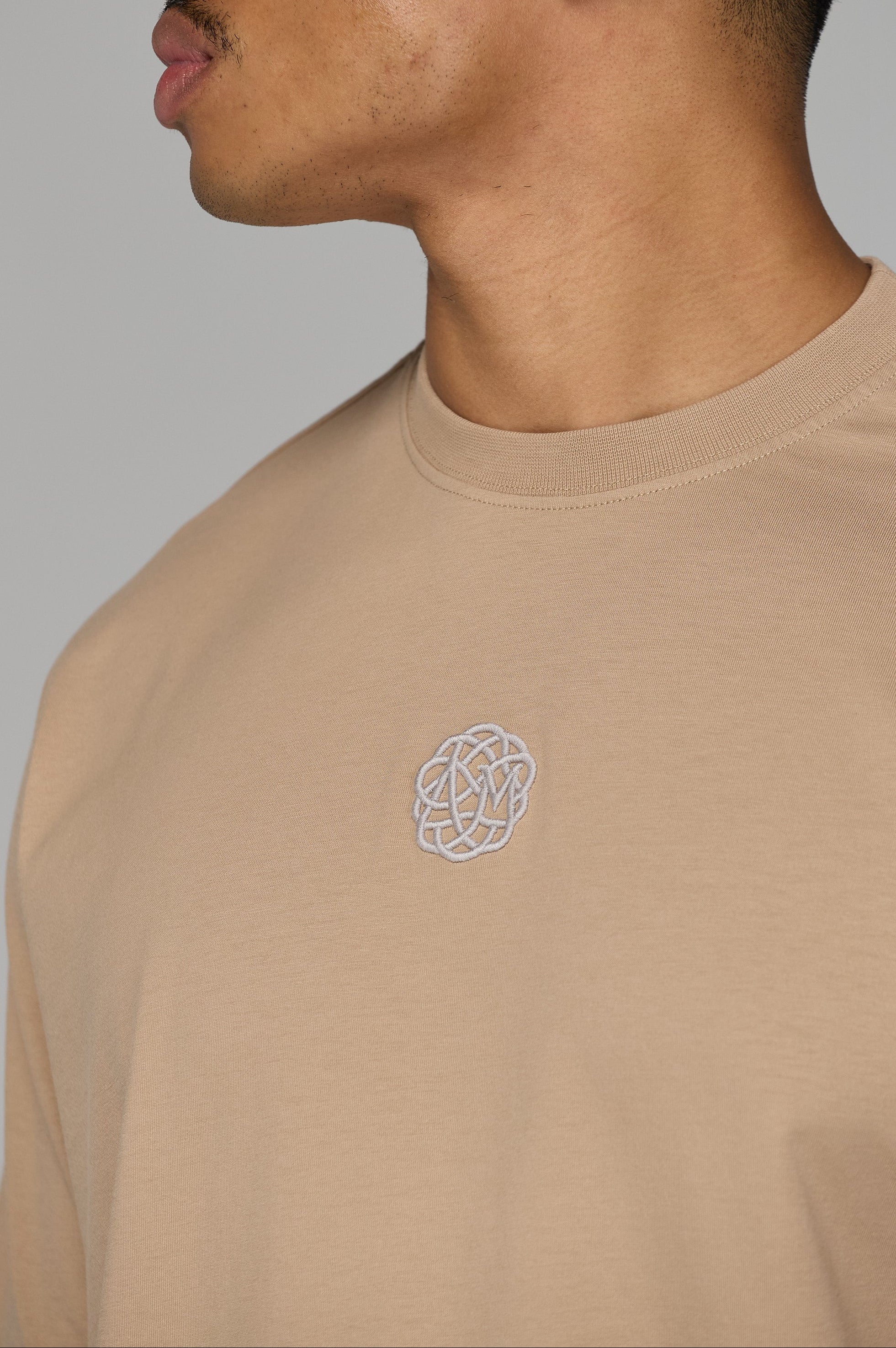 CORE HERITAGE EMBLEM T-SHIRT IN BEIGE