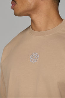 CORE HERITAGE EMBLEM T-SHIRT IN BEIGE