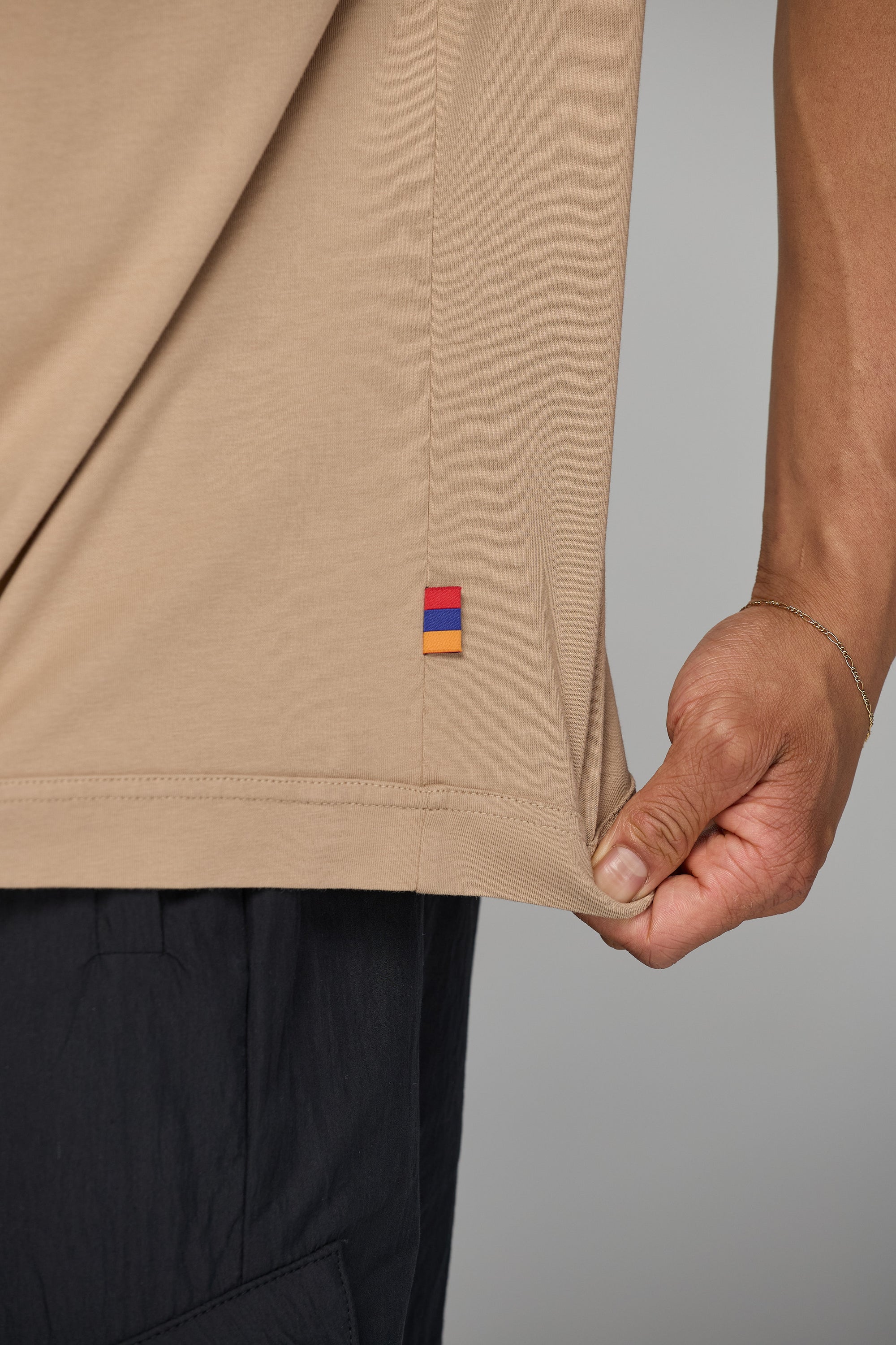 CORE HERITAGE EMBLEM T-SHIRT IN BEIGE