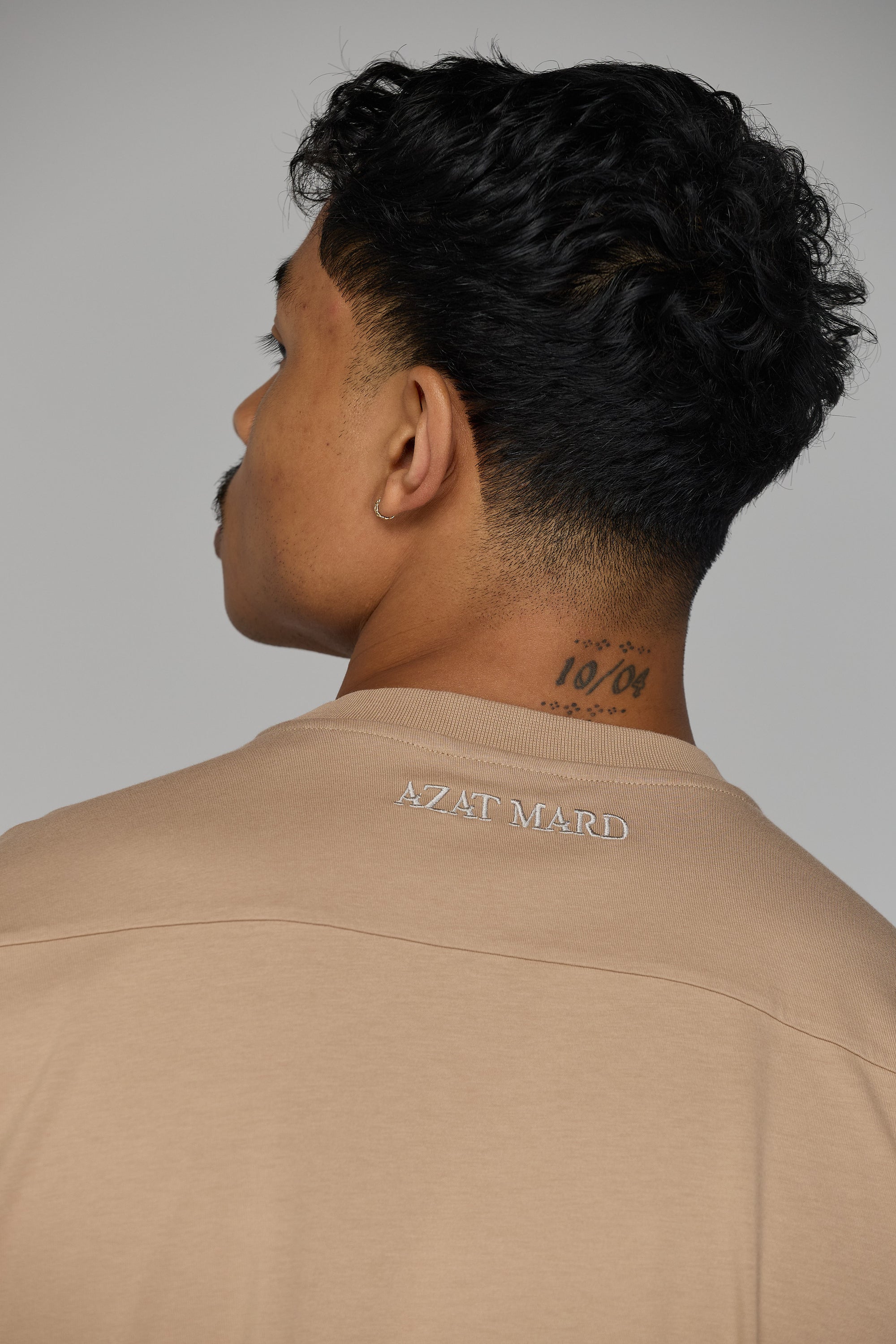 CORE HERITAGE EMBLEM T-SHIRT IN BEIGE