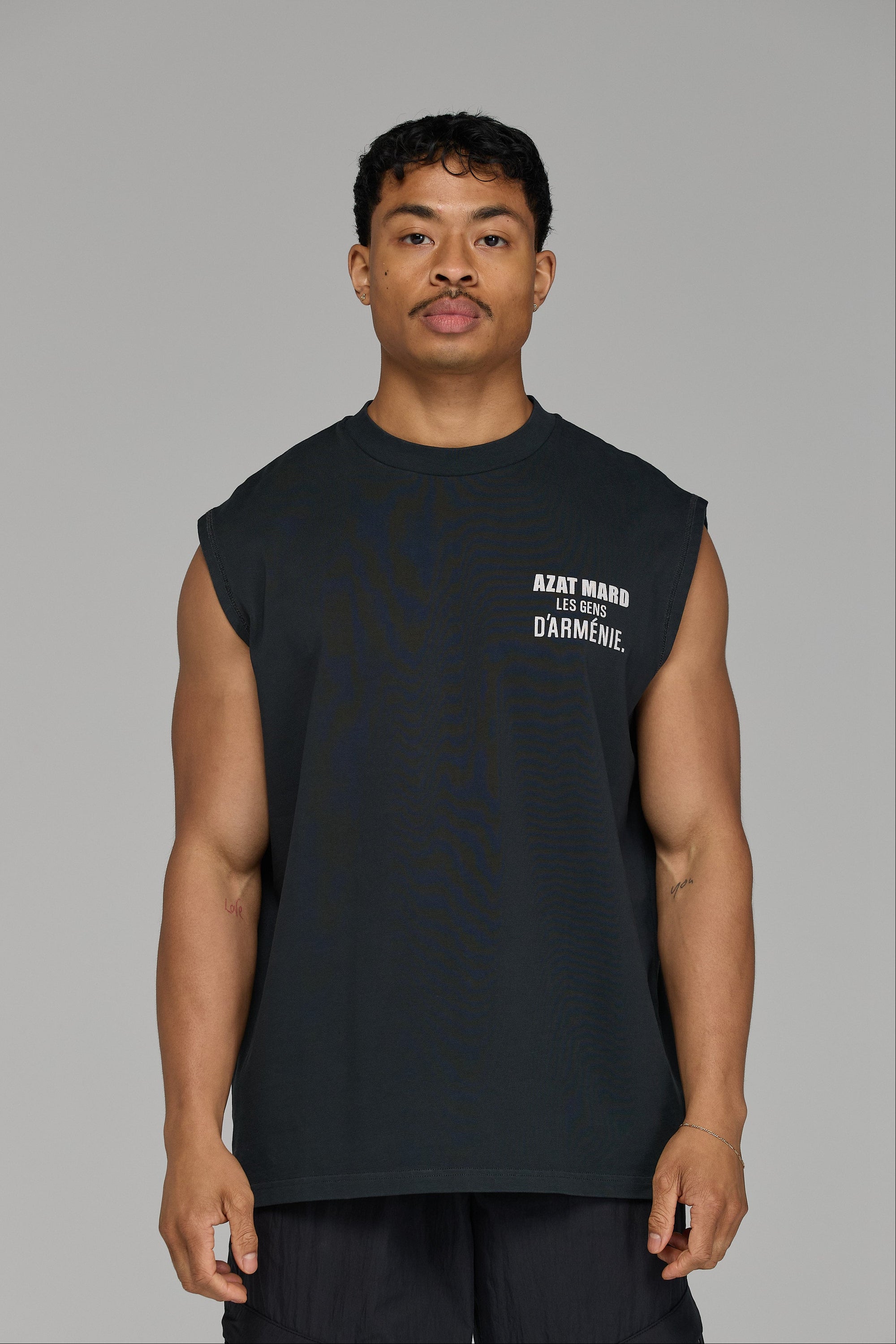 LES GENS SLEEVELESS T-SHIRT IN WASHED BLACK