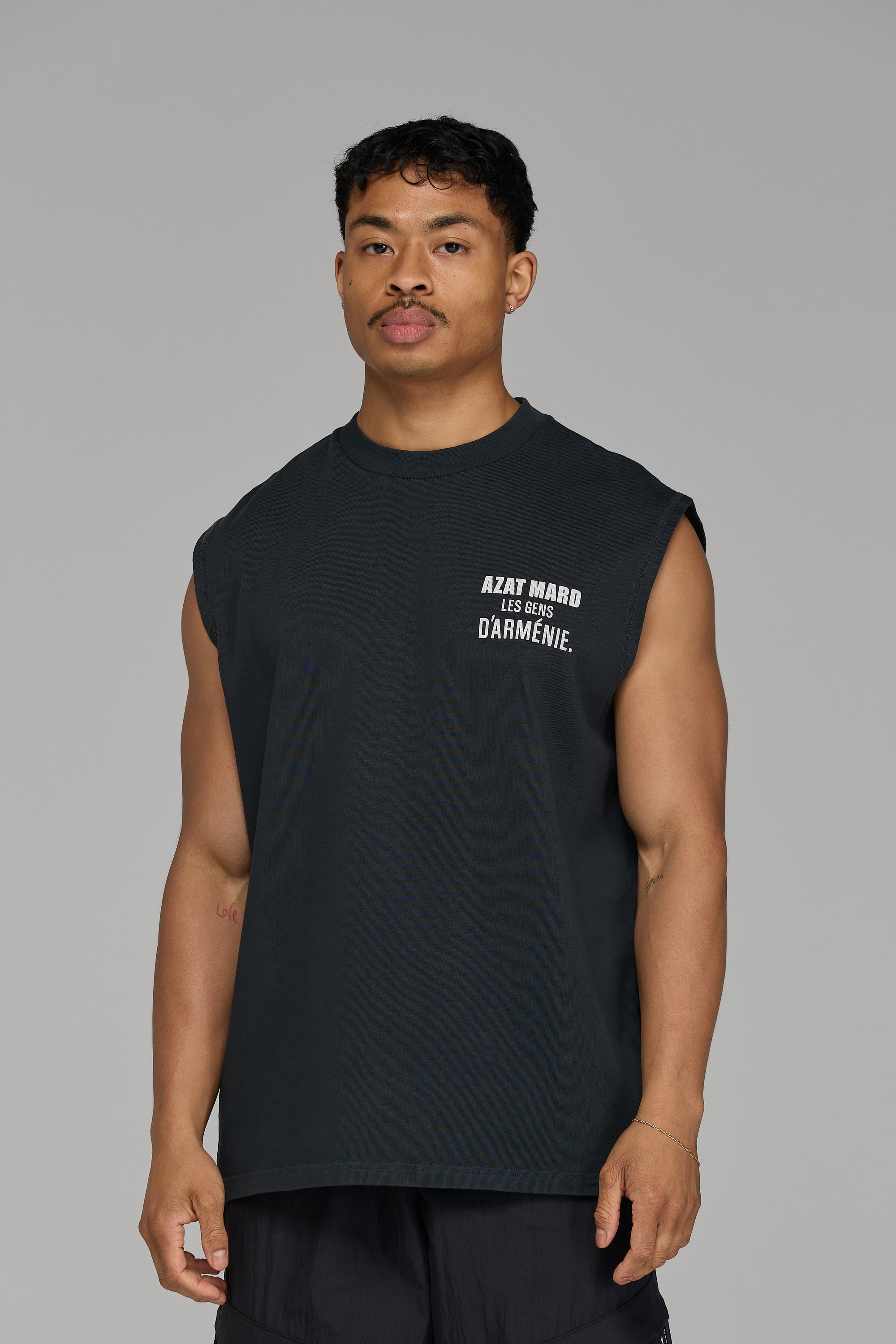 LES GENS SLEEVELESS T-SHIRT IN WASHED BLACK