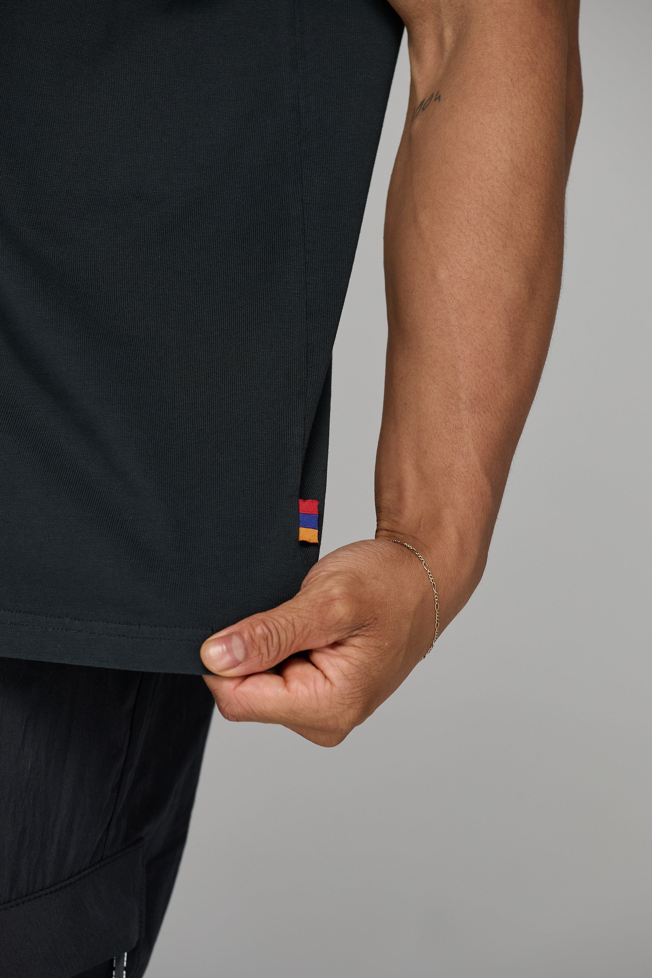 LES GENS SLEEVELESS T-SHIRT IN WASHED BLACK