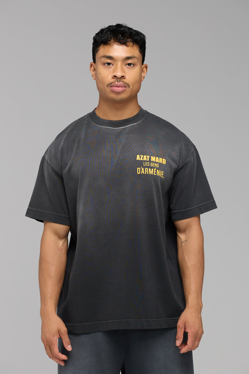 DES GENS EN T-SHIRT JAUNE DÉLAVÉ EN NOIR