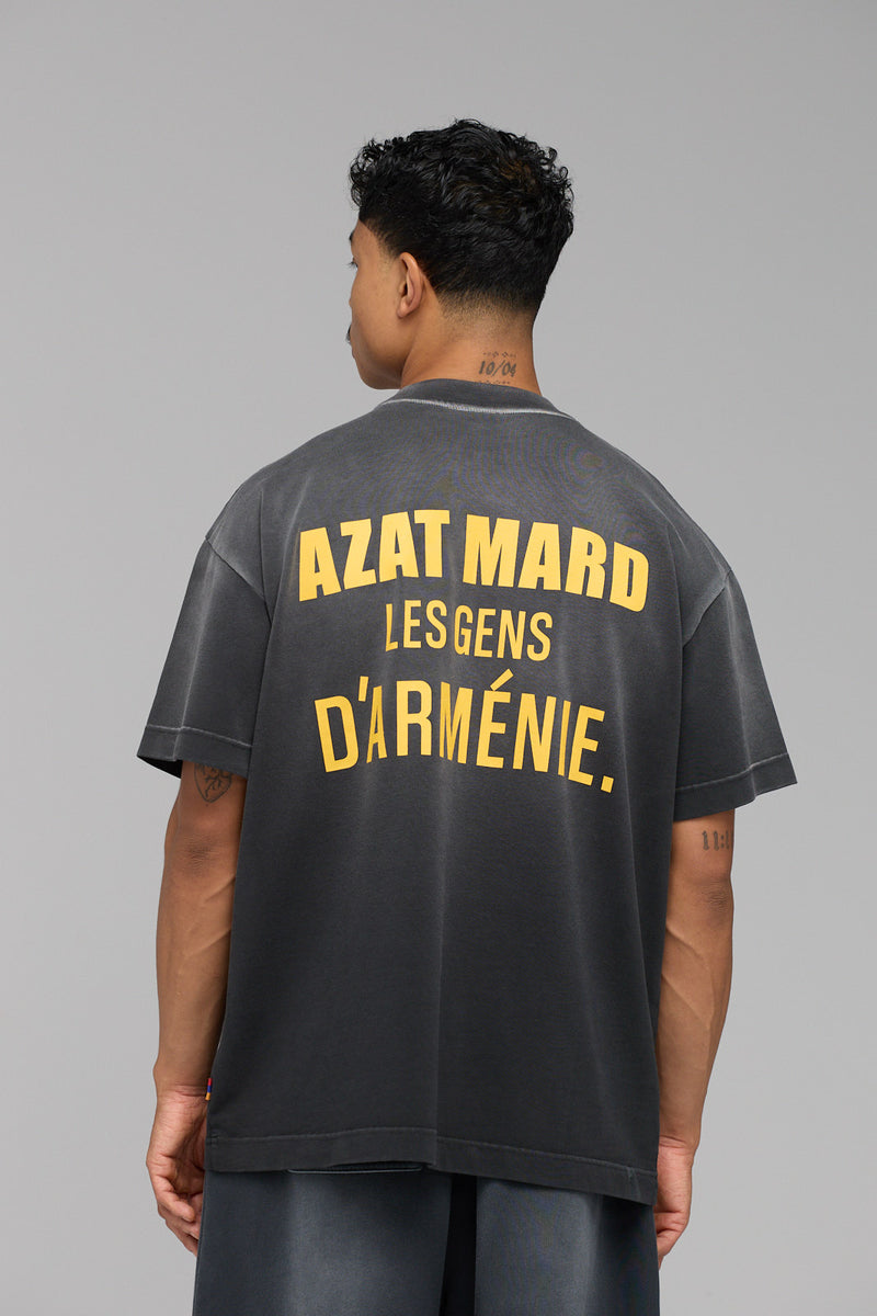 DES GENS EN T-SHIRT JAUNE DÉLAVÉ EN NOIR