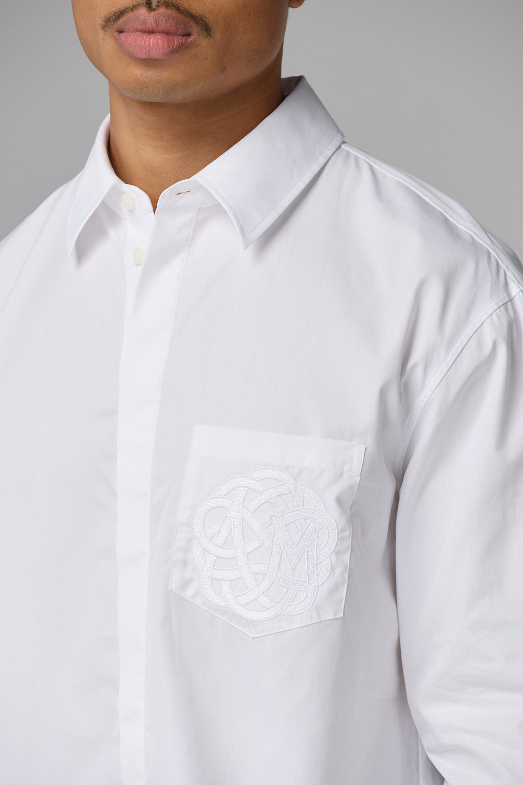 CORE EMBLEM CLASSIC WHITE SHIRT