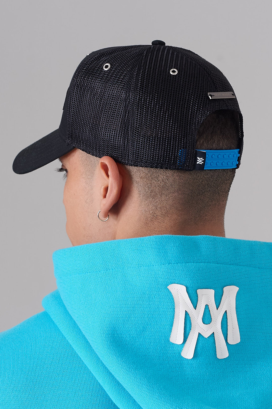 BLACK ON BLACK BLUE SNAP MESH CAP